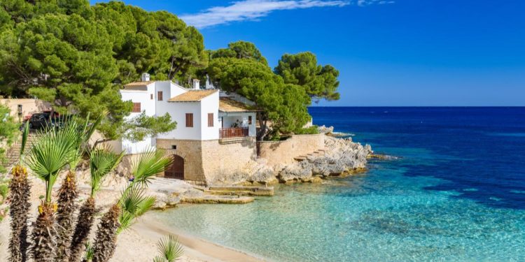 Spanja vendos kufij të rinj për pushuesit, ja çfarë