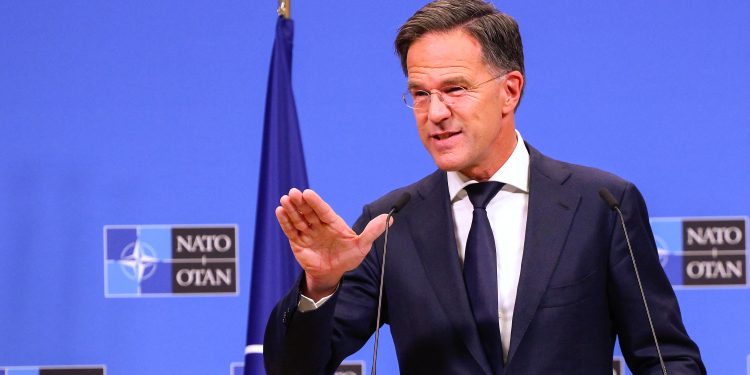 Rutte: NATO do ta pesëfishojë mbrojtjen ajrore dhe do të blejë 1.000 tanke