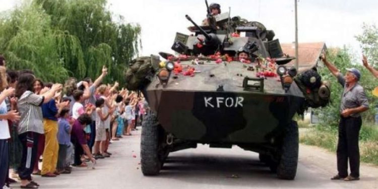 Ambasada e SHBA-së për Ditën e Çlirimit: Pikë kthese që mundësoi kthimin e familjeve të zhvendosura dhe rindërtimin