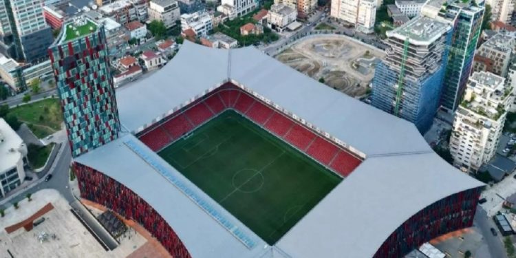 Kërkohet fitorja historike, rrugët e Tiranës “ngjyrosen” kuq e zi!