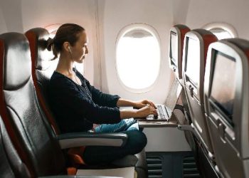 9 gjëra që s’duhet t’i vishni kurrë kur udhëtoni me avion – thonë stjuardesat