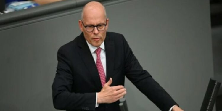 Beyer: Strukturat paralele serbe në veri të Kosovës duhet të shpërbëhen