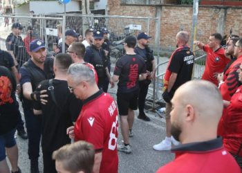 Hodhën sende në fushë, arrestohen 2 tifozë pas ndeshjes! Në pranga dhe një punonjës sigurie