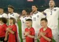 Vogëlushët shqiptarë në krah të lojtarëve serbë japin spektakël! Bëjnë me duar shqiponjën dykrenare