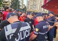 Arrestohet një polic në Shqipëri, u kap duke iu marrë para kosovarëve në hyrje të stadiumit “Air Albania”