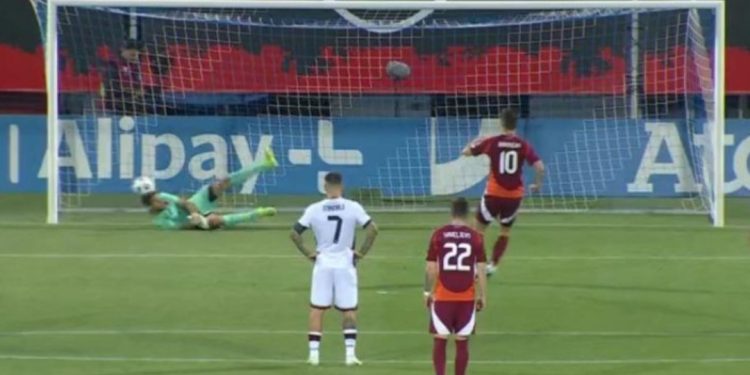 Strakosha pret penalltinë, Manaj i shënon gol Letonisë, Shqipëria në avantazh