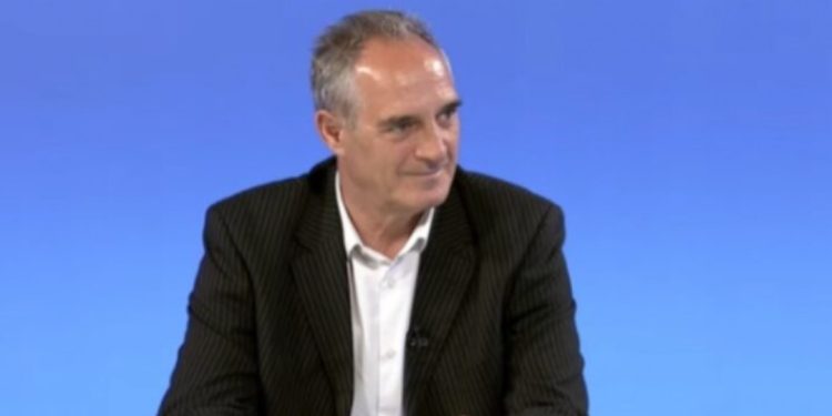 Hasani thotë se Kurti i dërgoi emisarë për t’ia kërkuar votën: E refuzova, nuk e vizitoi Gjykatën Speciale