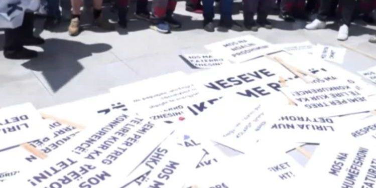 Bizneset vendosin pankarta të shumta para ZRRE-së, kërkojnë pezullimin e vendimit