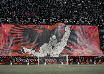 “Nuk ka pajtim mbi gjakun e 13 mijë shqiptarëve”, Tifozat Kuq e Zi dalin me reagim