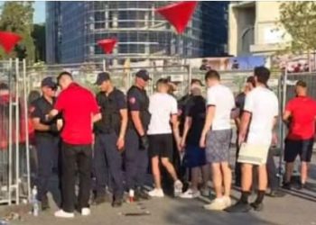 Nën masa të rrepta sigurie, tifozët shqiptarë fillojnë të “mbushin” stadiumin për ndeshjen me Serbinë