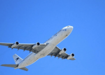 “Hape derën” – sherr mes 23-vjeçarit shqiptar dhe asistentes së fluturimit, avioni bën ulje emergjente