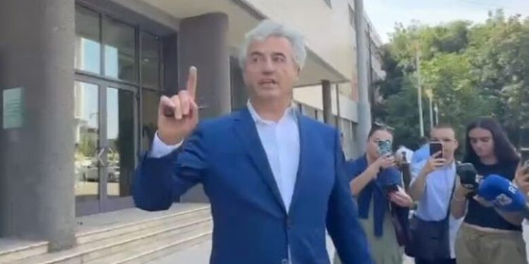 Avokati Koci paralajmëron nesër hapa “befasues” para Kuvendit, përmend Albin Kurtin si fajtor kryesor