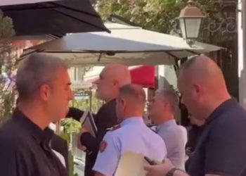 “Bën mirë t’i heqësh vetë”/ Rama inspekton lokalet në Vlorë: Futi brenda këto tavolinat