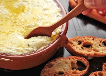 Gjizë me hudhra dhe vaj ulliri – Mrekulli për shijen dhe shëndetin