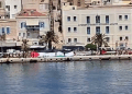 Demonstruesit nuk i lejojnë izraelitët të zbresin nga anija turistike në Greqi