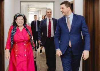 Krasniqi pret në takim të Dërguarën e Posaçme të Britanisë, flasin për dialogun Kosovë – Serbi