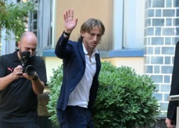 Zyrtarizohet transferimi i bujshëm i kryer nga Igli Tare! Modric zbarkon në Milano, mesfushori kroat flet për herë të parë si kuqezi: Më presin sfida të mëdha