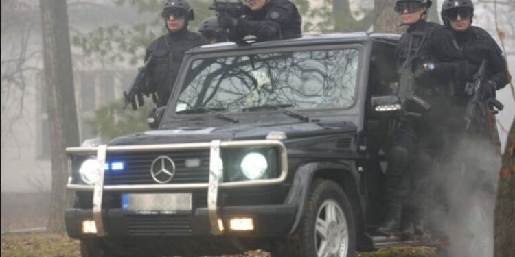 Çfarë po bën policia ushtarake në qendër të Beogradit? Ministria serbe e Mbrojtjes refuzon t’u përgjigjet pyetjeve të gazetarëve