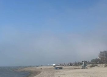 Mjegulla ‘pushton’ bregdetin e Vlorës, pamje nga fenomeni i rrallë në kulmin e vapës