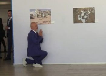 Rama e bën sërish, ulet në gjunjë para Melonit