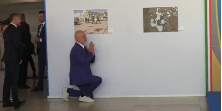 Rama e bën sërish, ulet në gjunjë para Melonit