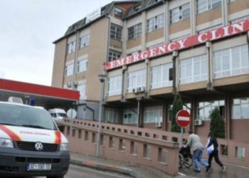 Plagoset një person në Vushtrri derisa po e ruante një pronë private, dërgohet në QKUK