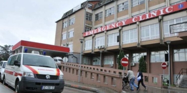 Plagoset një person në Vushtrri derisa po e ruante një pronë private, dërgohet në QKUK