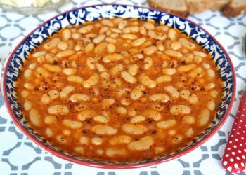Receta klasike e përgatitjes së fasuleve plot Shije