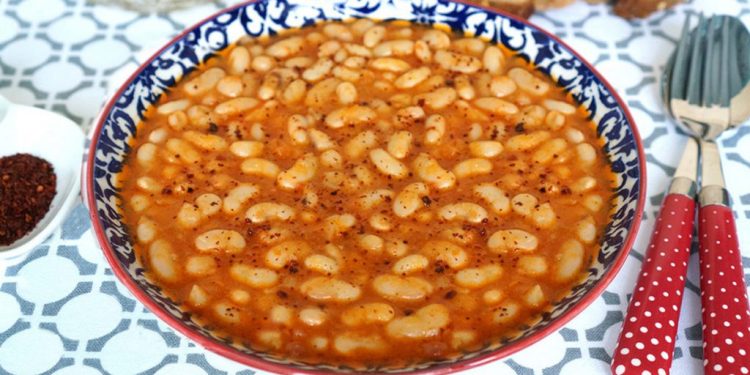 Receta klasike e përgatitjes së fasuleve plot Shije