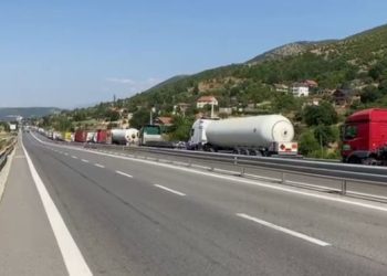 Radhë kilometërshe në kufirin Shqipëri–Kosovë