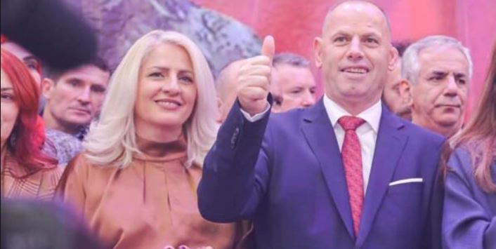 “Nuk është i shitshëm”, thotë gruaja e Ramiz Lladrovcit pasi ky i fundit nuk u kandidua për kryetar të Drenasit