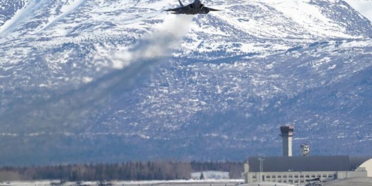 Baza e largët ushtarake me borë ku Trump do të presë Putinin për bisedime