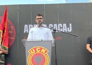 Djali i dëshmorit emocionon: UÇK-ja nuk u dorëzua para Serbisë, s’dorëzohet as para Speciales