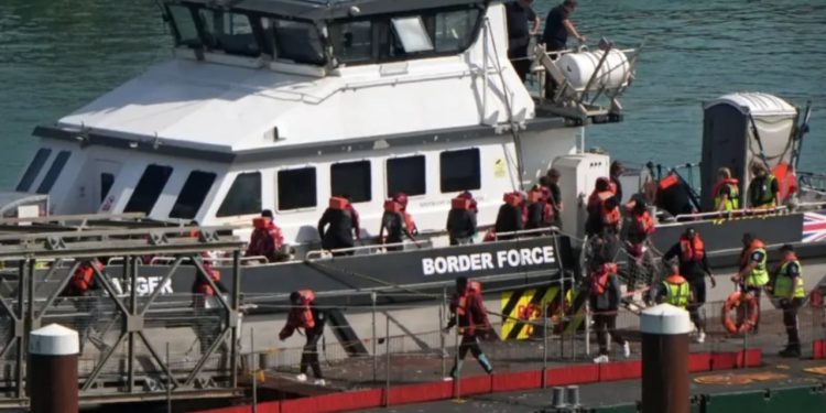 Britania ndryshon rregullat e azilit! Apelimet do të shqyrtohen më shpejt, mijëra emigrantë pritet…