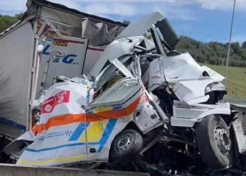 Kamioni përplaset me autokolonën në Itali, tre të vdekur dhe 15 të lënduar