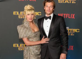 Millie Bobby Brown bëhet nënë për herë të parë përmes birësimit