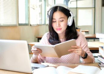 Nëse ke gjithmonë nevojë për muzikë në sfond, truri po përpiqet të të thotë diçka të rëndësishme