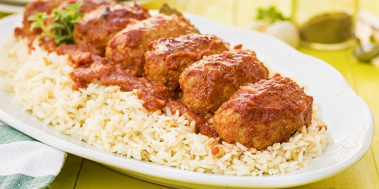 Pilaf me qofte shtëpie dhe salcë domatesh