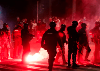 “Serbia nuk mund të qetësohet” – protesta masive në Beograd dhe 9 qytete të tjera kundër regjimit të Vuçiqit