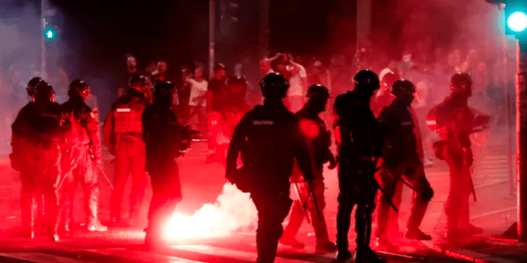 “Serbia nuk mund të qetësohet” – protesta masive në Beograd dhe 9 qytete të tjera kundër regjimit të Vuçiqit