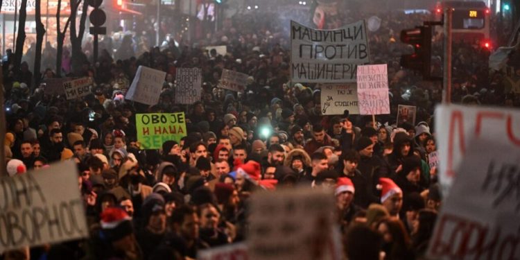 Opozita në Serbi proteston kundër partisë së Vuçiqit, por vazhdimisht përdor gjuhë fyese ndaj shqiptarëve