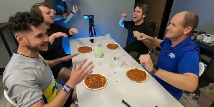 4 burra hanë fasule me rrëmojëse për të thyer rekordin botëror