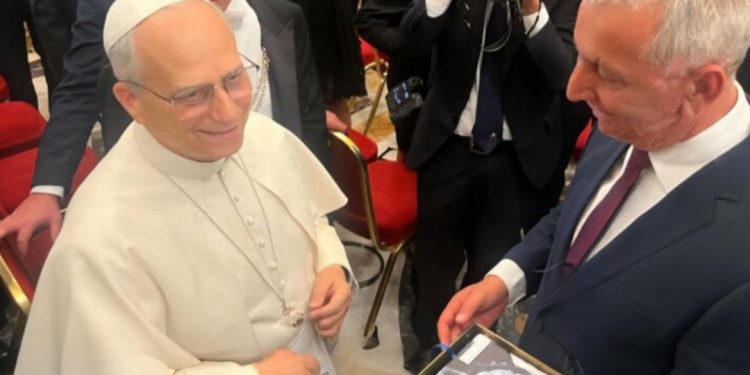 Quni i dhuron pikturë të Ibrahim Rugovës Papës Leo XIV