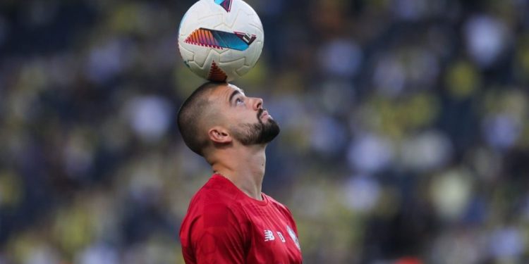 Edon Zhegrova merr pasaportën e Shqipërisë