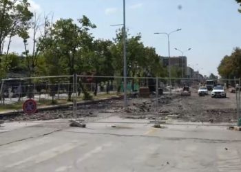 Uran Ismaili flet me bizneset në Sheshin “Xhorxh Bush”: Vendimet pa plane e konsultim bllokuan punën e bizneseve