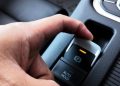 Çfarë ndodh kur shtypni butonin e frenit elektronik të parkimit gjatë drejtimit të automjetit?
