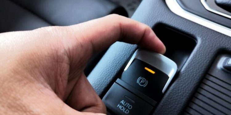 Çfarë ndodh kur shtypni butonin e frenit elektronik të parkimit gjatë drejtimit të automjetit?