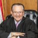 Vdes gjyqtari Frank Caprio, i njohur për dhembshurinë dhe humanizmin e tij në sallën e gjyqit