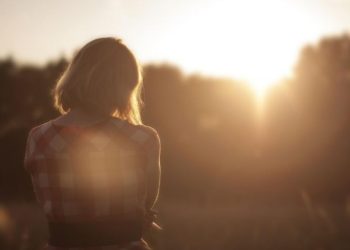 Pse ndonjëherë duket se askush nuk na do?