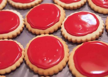 Si të përgatisni gurabiet e famshme të kuqe